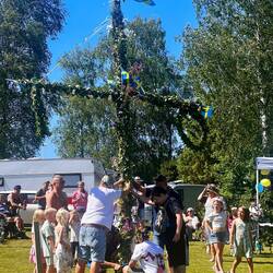 Aufstellen der Midsommarstången