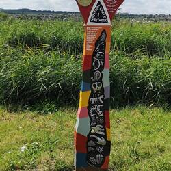 Wegweiser an vielen Ecken für den Radweg des NCN1