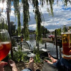 Sundowner in Brandenburg mit Blick auf unser Hausboot