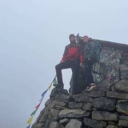 Endlich am Gipfel angekommen. Foto neben der Notfall Hütte