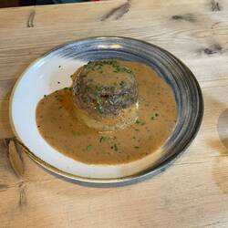 Haggis Neeps und Tatties. Typisch schottische Mahlzeit. Schafsinnerein mit Kartoffel Karottenbampf