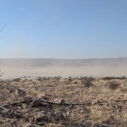 Im Tal vor uns ist kein Nebel, sondern Staub, der vom Wind aufgewirbelt wird.