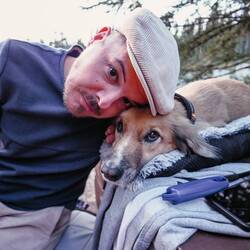 Madam hat Angst vor Feuer, da darf man dann auch mal mit Bettchen auf dem Tisch liegen-was ein Leben