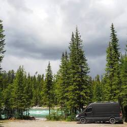 Der Fluss hat die surrealste Farbe, es ist wunderschön hier