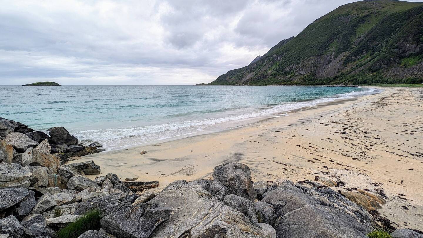 Strand beim Örtchen Bovær