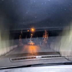 Tunnel auf Senja sind fast alle einspurig und irgendwie eng und düster