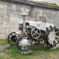 Traktor im Hof der Burg von Kuressare