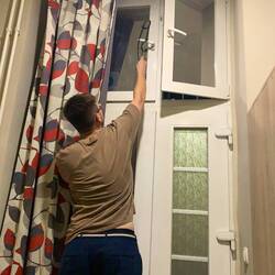 sogar für Nicolai auf einem Stuhl war der Fenstergriff zu hoch oben 😂