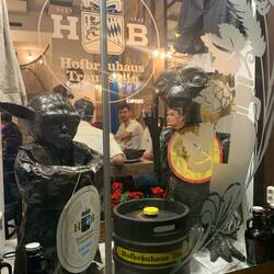 der Dude dachte, ich fotografiere ihn 😂 (eigentlich fand ich Yoda und E.T. cool hahah)