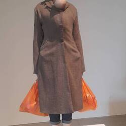 "Women with shopping" von Ron Mueck, unterlebensgross