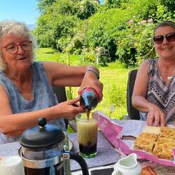 Gabi und Melli genießen das traumhaft schöne Wetter