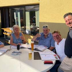 Melli und Dirk haben zur Feier des Tages zum Essen eingeladen,