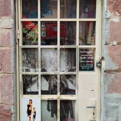 Ein Laden für Strickkleidung mit interessanten Models