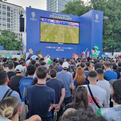 Gute Stimmung bei Italien - Kroatien am Mainufer.