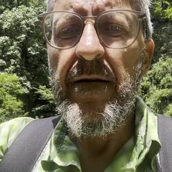 Wandern in Negresi. Weit und breit Niemand anderes in Sicht