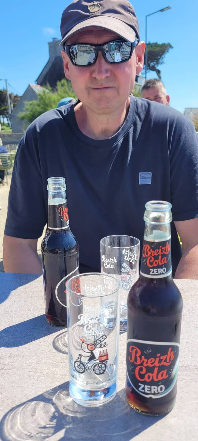 Das ist hier die regionale Cola, etwas besonderes, kostet auch 4 €