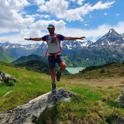 Thomas macht das Gipfelkreuz