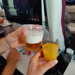 Mit Bier und Mango-Sekt wird auf den Flug angestoßen
