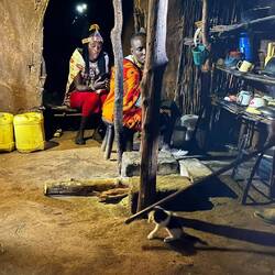 Im traditionellen Haus (ist das etwa ein Handy im Hintergrund?)