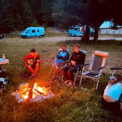 🏕️🔥🪵🙏🏽🎸😍🏞️🌲