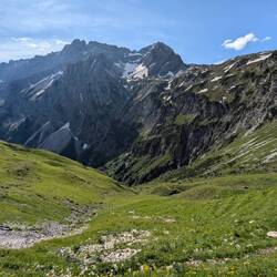 Rechts oben geht der Weg weiter, die Hütte kommt hinter dem Berg in der Mitte