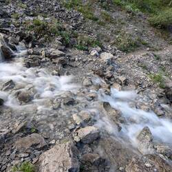 Schuhe und Socken aus und durch