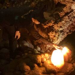 Aus Kristallen gebildete Tropfsteine sind durchsichtig und leuchten mit künstl. Licht