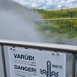 Da sprudelt kochend heißes Wasser aus dem Boden