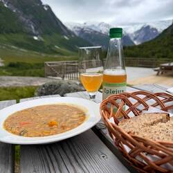 Leckeres Hüttenessen. Wer möchte raten, wie teuer der Apfelsaft war? 😂