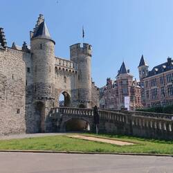 Outside of the Het Steen, pretending to be giants