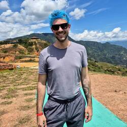 Schicke Haube unterm Helm. In das Shirt kam die Kamera - keine Sorge Manu läuft nicht immer so rum😂