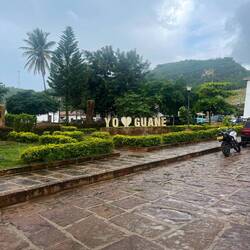 Das typische Namensschild der Stadt gibt es selbst in dem Örtchen