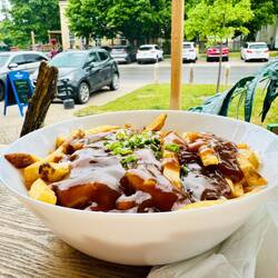 Vegans Poutine - das Traditionsgericht in Canada (nicht in vegan natürlich 😂)