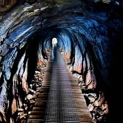 Das Licht kommt von der Kamera, es war stockdunkel in dem Gang