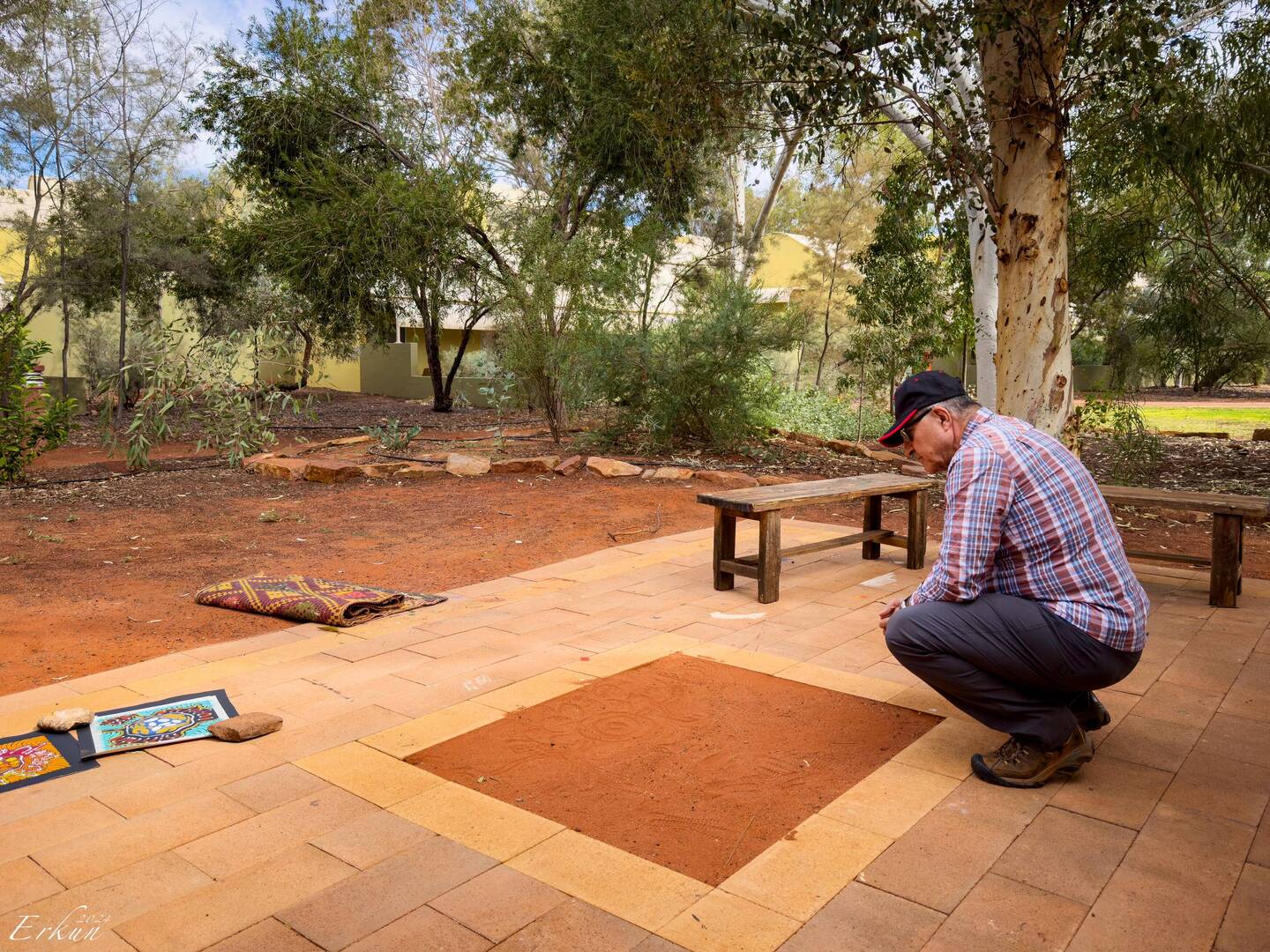 Mui checking out the dirt scratching from this morning's Maruku Dot Painting class — Yulara, NT.