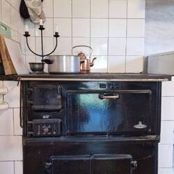 Die coole Gemeinschaftsküche, mit altem Herd. Ist funktionstüchtig. Gibt auch einen modernen.