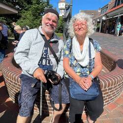Vor dem Denkmal von Lale Andersen