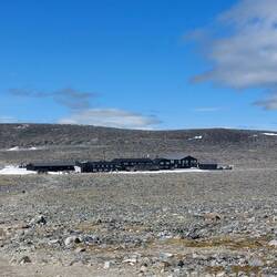 Juvasshytta, ein Riesengebäude im Nirgendwo