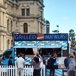 Echte deutsche Bratwurst mitten in der Stadt war sehr lecker