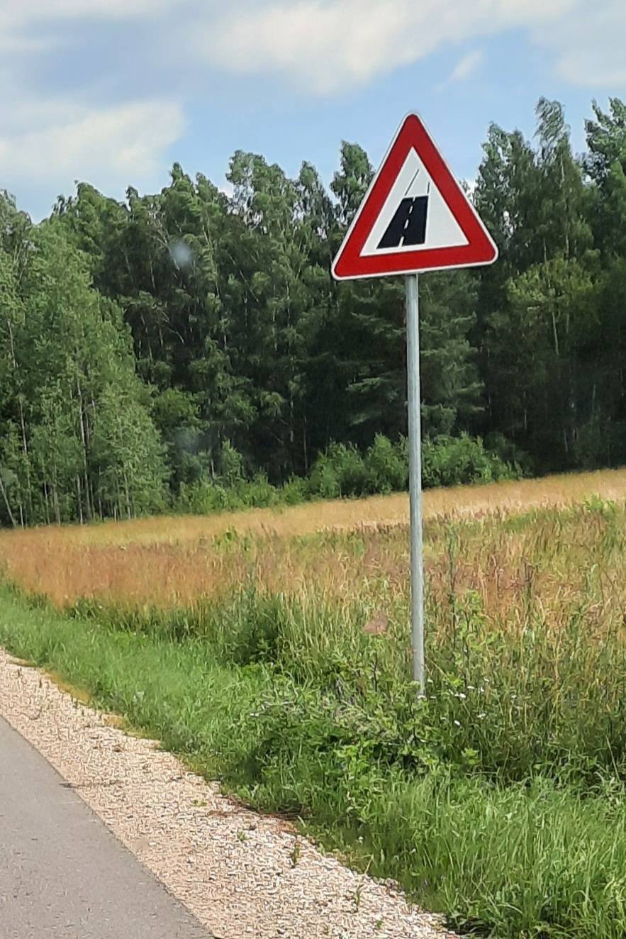 Ein interessantes Verkehrszeichen. Gleich beginnt ein anderer Fahrbahnbelag