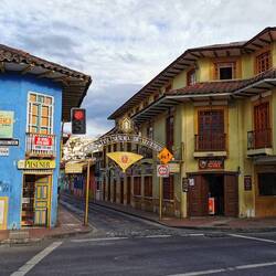Morgens kamen wir noch an der bunten Calle de Lourdes in Loja vorbei