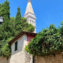 Zur Kirche der hl. Euphemia von den Venezianern zu oberst auf dem Hügel gebaut