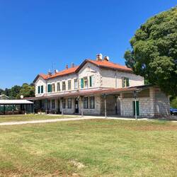 Ehemalige Bahnhof. Vo allne Gleis und Züg verlasse