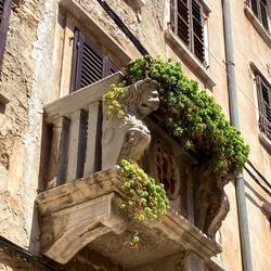Nein, nicht Julias Balkon. Aber mit 2 Venezianischen Löwen an der Brüstung