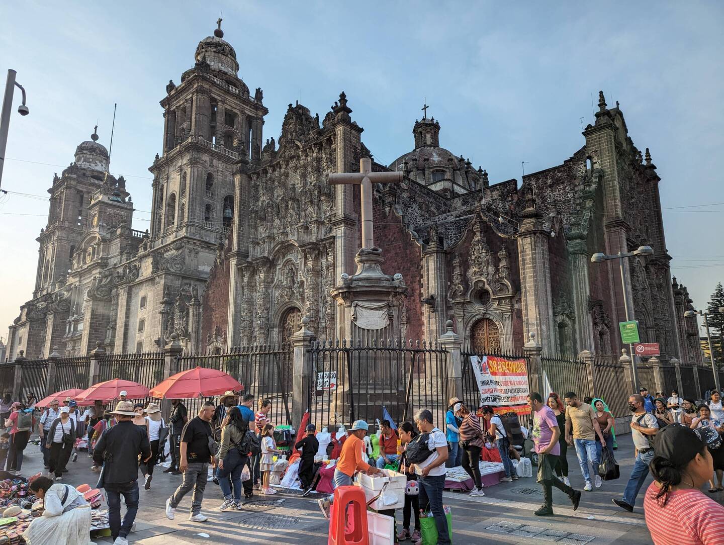 Hustle and bustle around the Metropolitan Cathedral