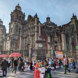 Hustle and bustle around the Metropolitan Cathedral