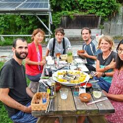 Helfen gegen Essen und Bleibe. Die Nachbarn haben Fisch gebracht. Es gab Sushi für 6 Nationalitäten.