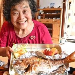 Sie erzählt viel von der Vergangenheit der Inseln und hat noch speziell gedämpften Fisch mitgebracht