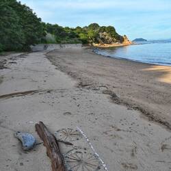 Unser Strand mit primitiver LandArt.