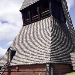Der Glockenturm der Kirche steht auf der anderen Straßenseite und wurde 1640 gebaut